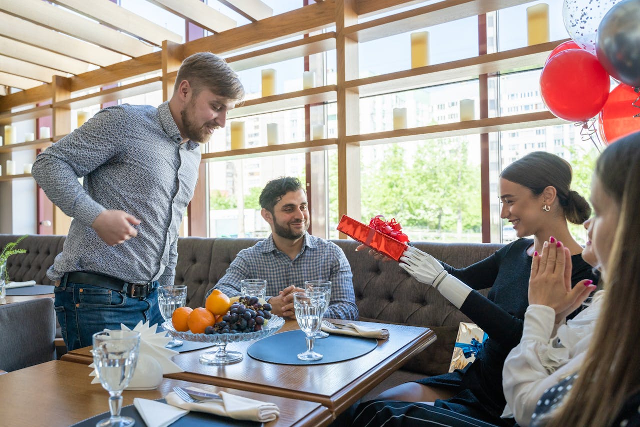 How restaurants can build customer loyalty through gifts and incentive programs