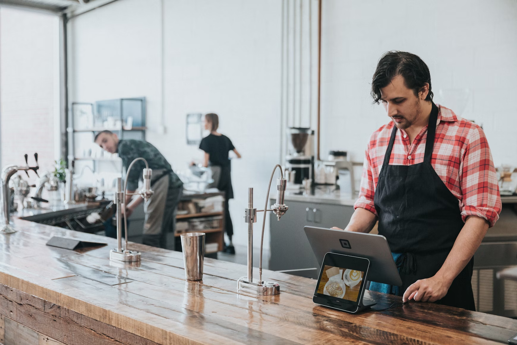 Modern Restaurant Operations - Optimizing Inventory and Staff Communication with AI