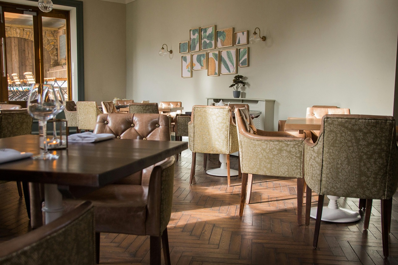 3 Restaurant Furniture Decisions That Can Impact Your Bottom Line