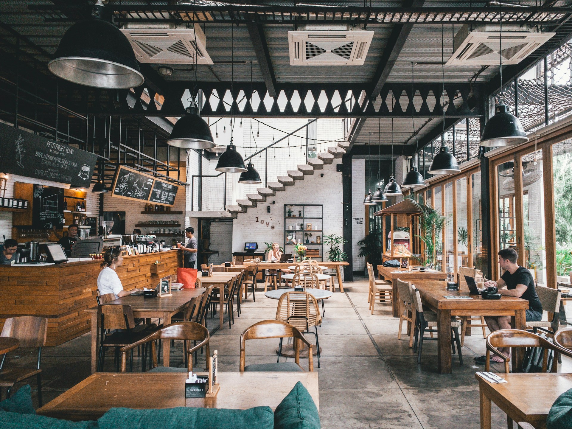 How Restaurants Can Maintain Their Brand Personality While Using AI for Marketing